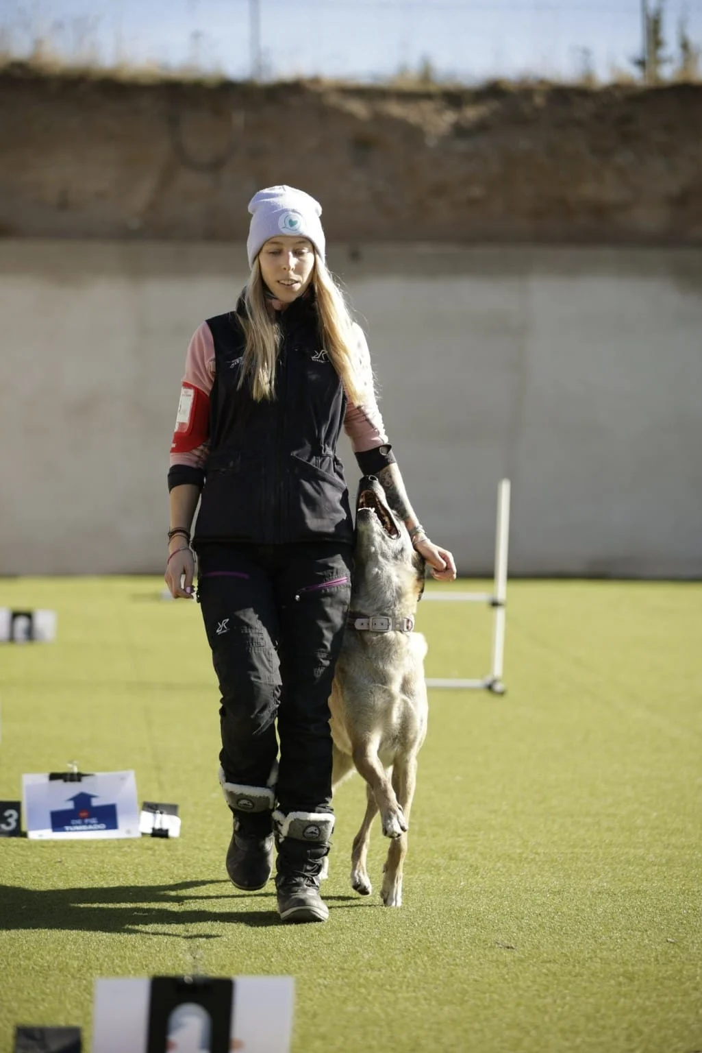 Laura Pereira trabajando en pista con su perro